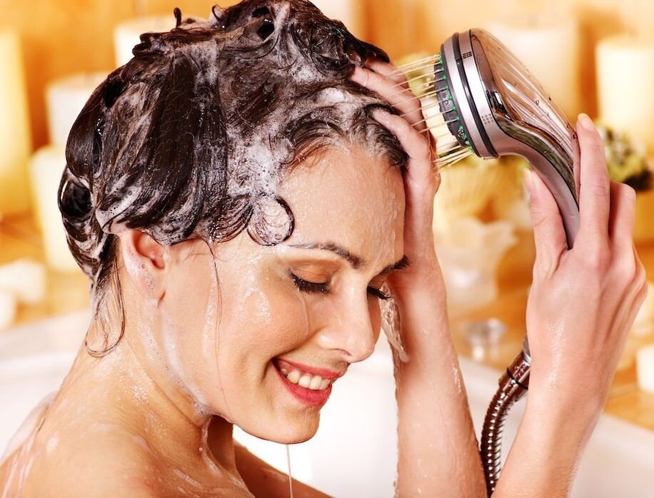 Pri psoriáze pokožky hlavy je potrebné umývať liečivým šampónom