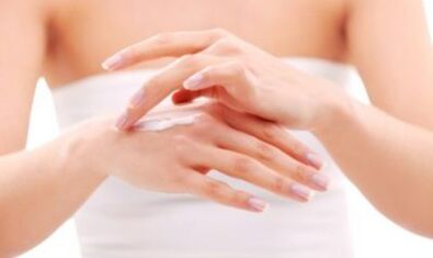 dievča nanášanie masti na ruku