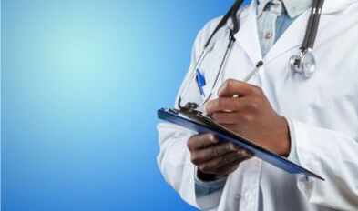 lekár urobí poznámku